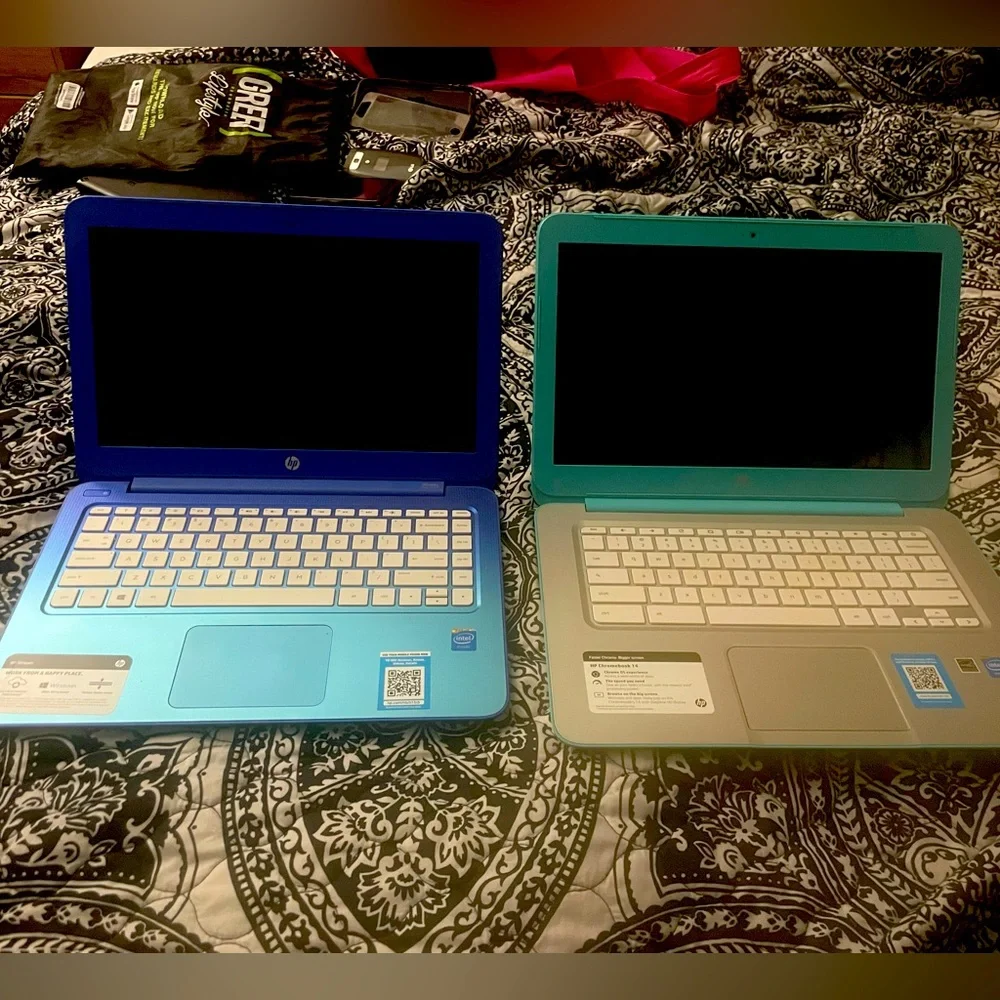 2 HP LAPTOPS - parts only both turn on and in great condition